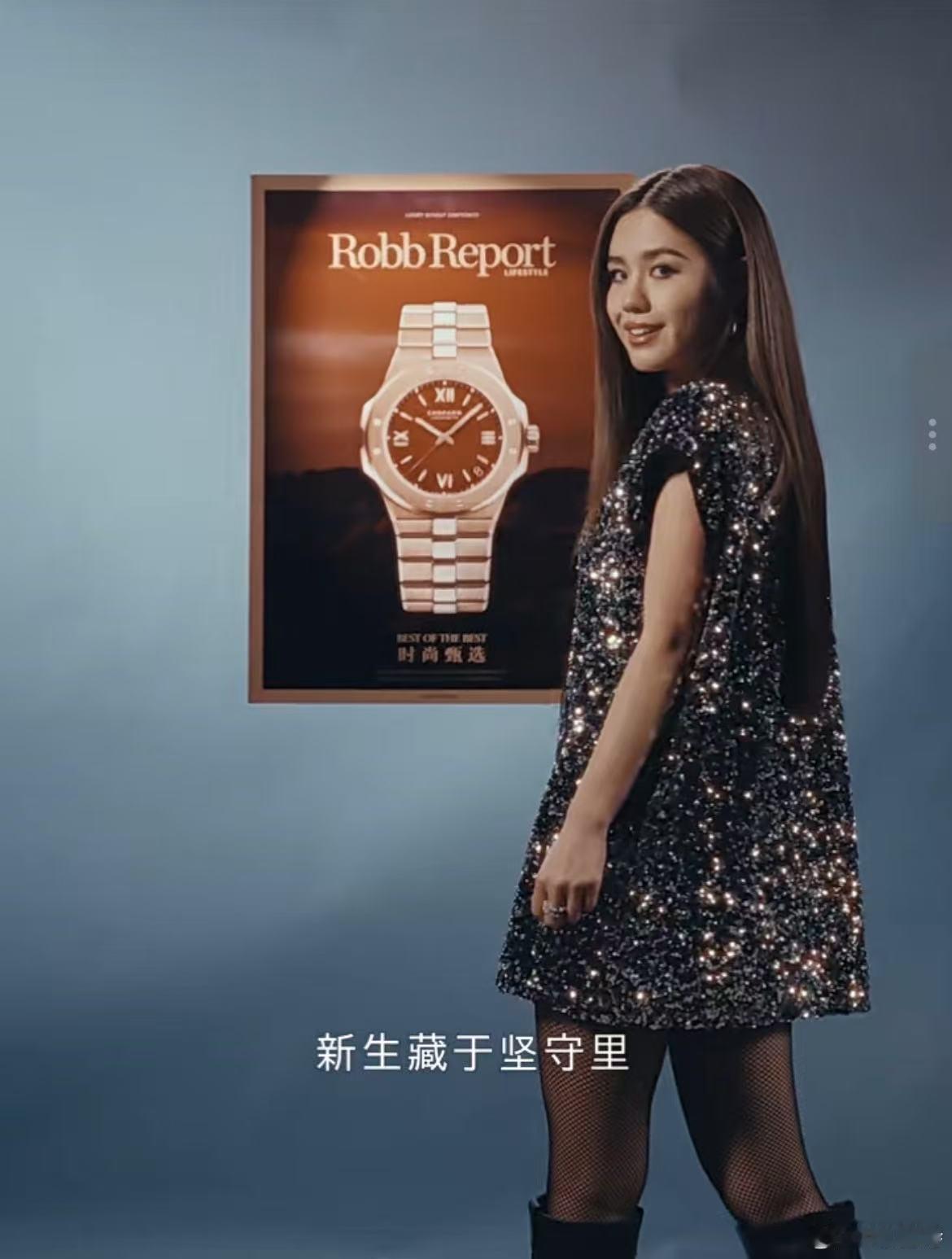 她在静谧中绽放，仿佛一朵在晨曦中绽放的花瓣，每一次自我对话都宛如一场探索，带领我