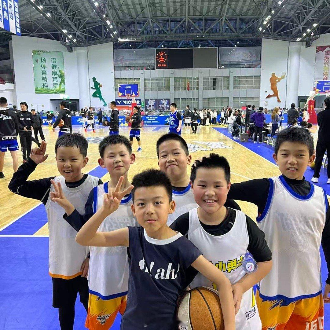 我特别好奇一个事儿是说小男孩都不觉得冷么[挖鼻]北京降温 老二照样穿跨栏背心➕大