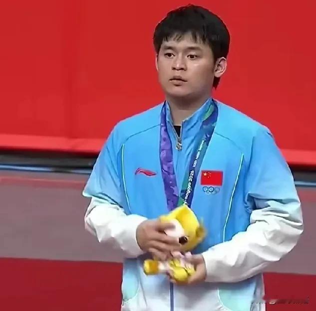 饭圈文化再现亚运男单冠军颁奖仪式！林诗栋4比0横扫王楚钦，拿下亚运会男单冠军。按