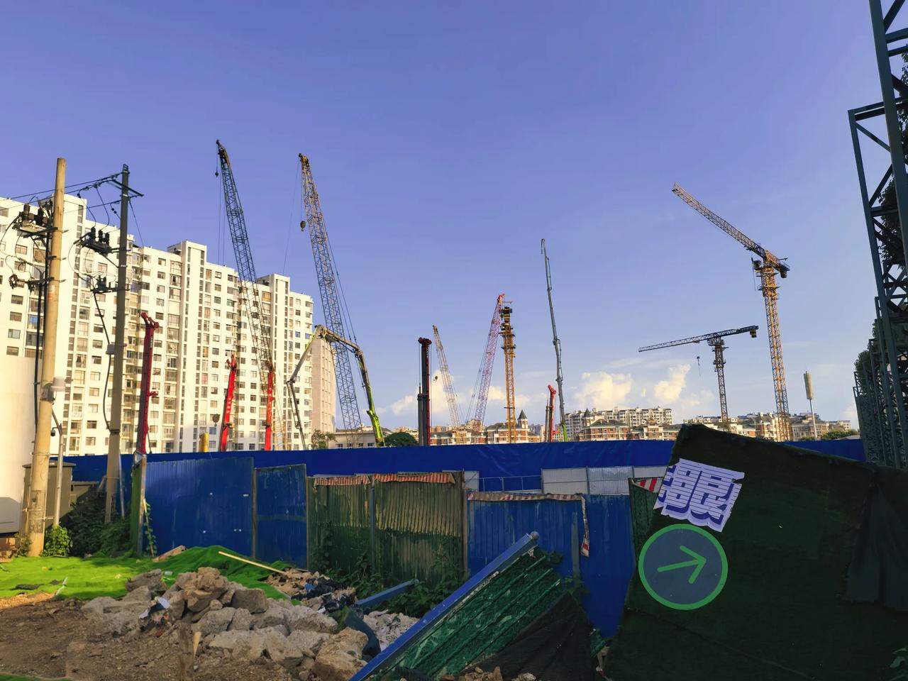 西山区的万.达双塔旁前兴路与日新路交叉口这里曾经是复地云极的一个烂尾项目，原规划