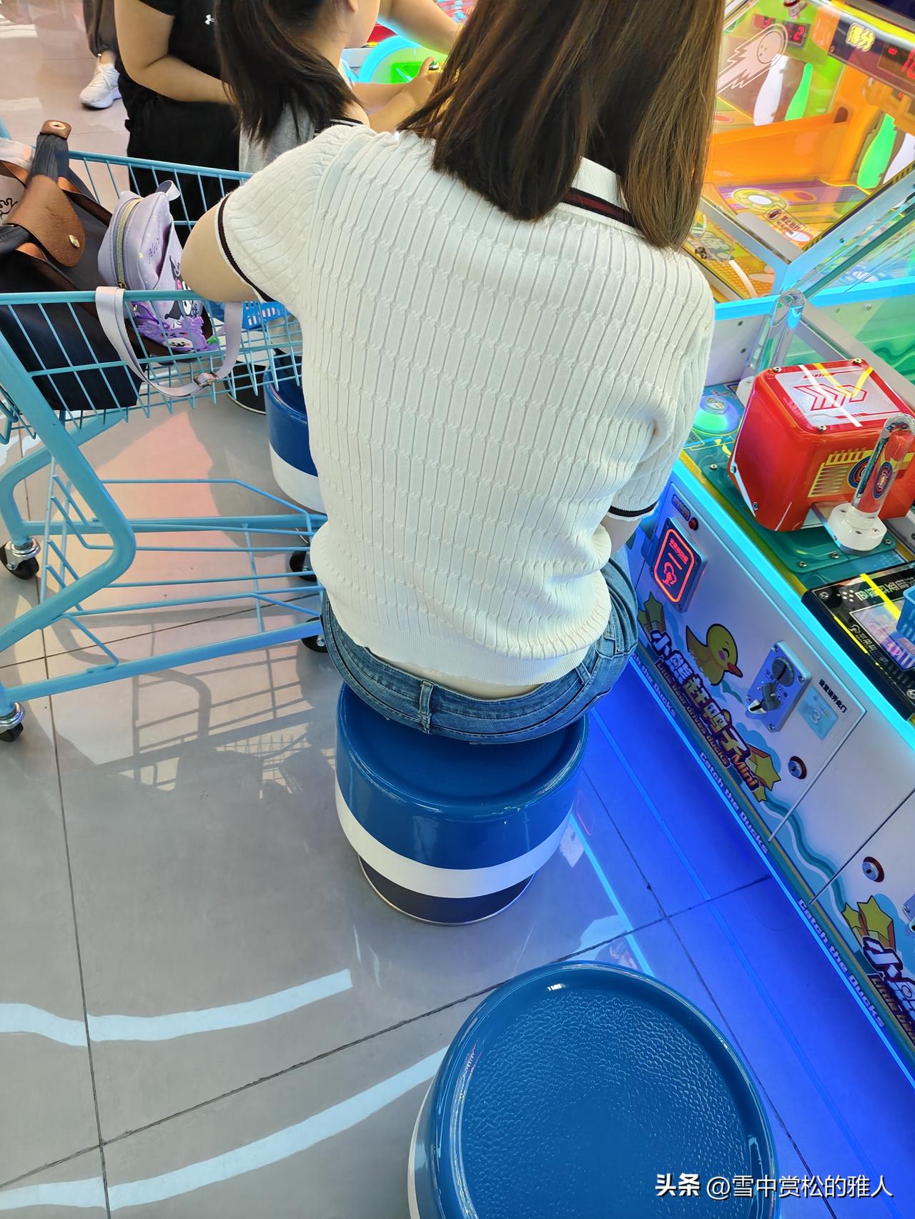 想把牛仔裤穿得时尚感满满，不同搭配有不同妙处。[比心]
基础款白色T恤配紧身牛仔