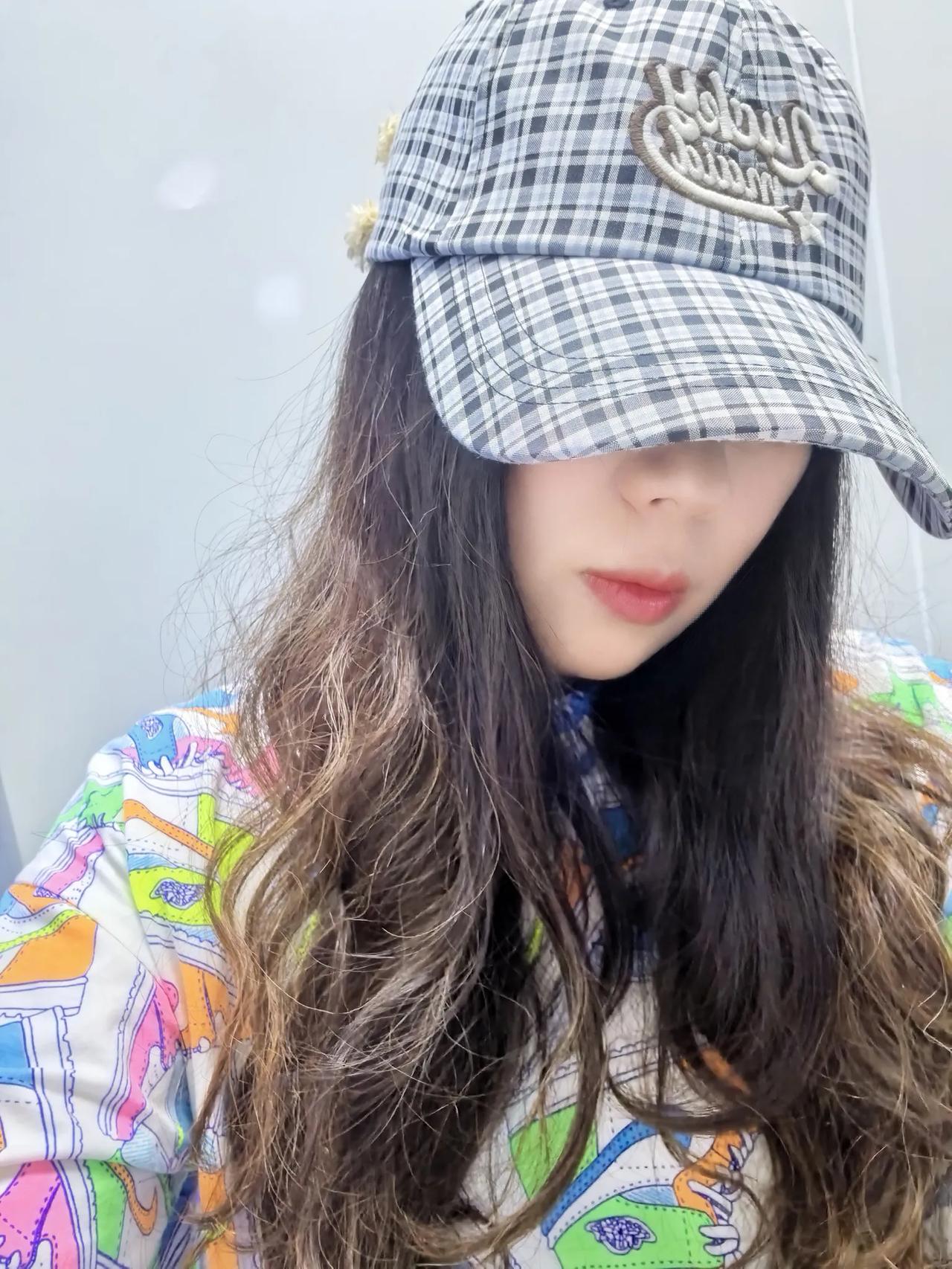 太丢人啦，我出门去买菜，取了鞋穿了一只，这时有朋友打语音，我就接了一个语音，同时