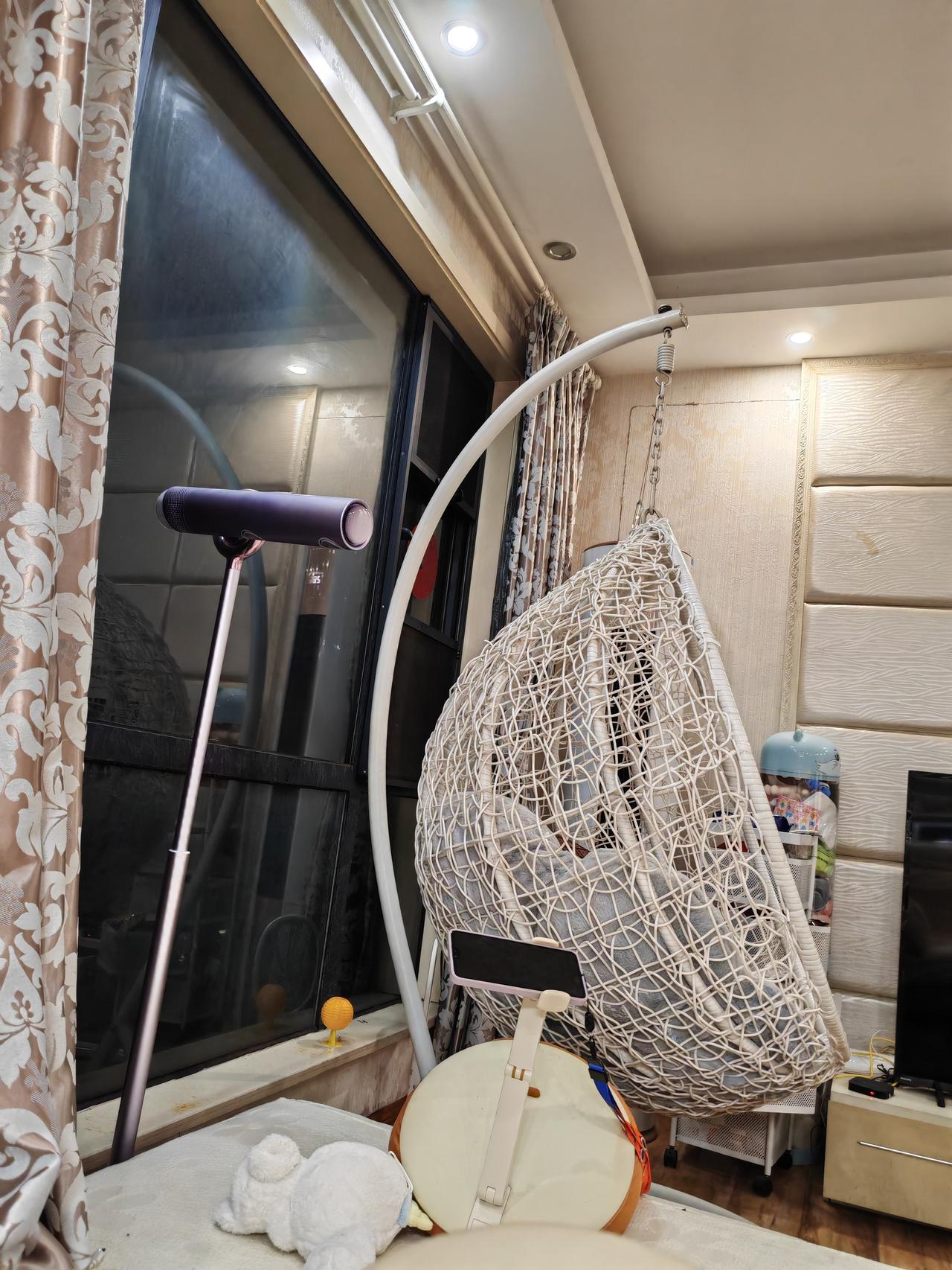 这个真藤的应该用的时间会长一些，我家阳台上一个双人秋千椅是真藤的，比塑料的还买得