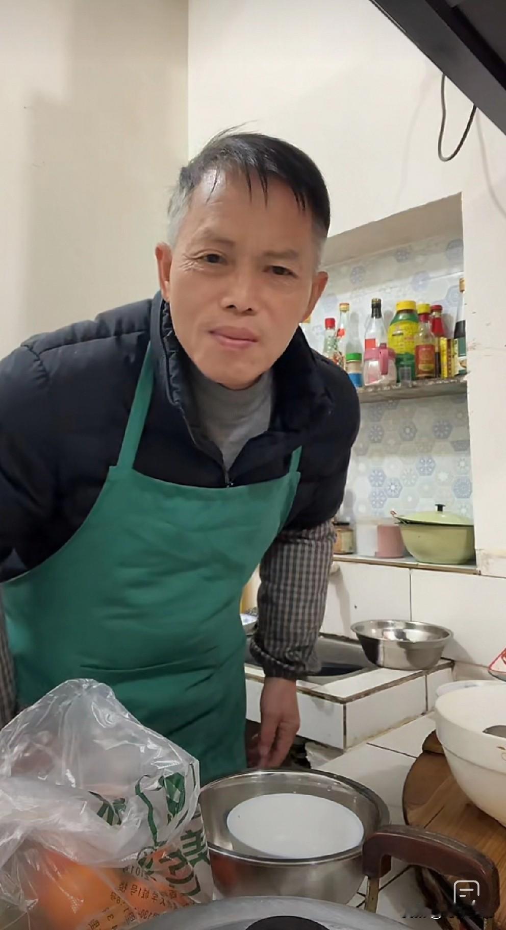 梁志辉爸爸生了两个坑爹的儿子啊！今晚这个场面笑死人，长相神似双胞胎的梁志辉和弟弟