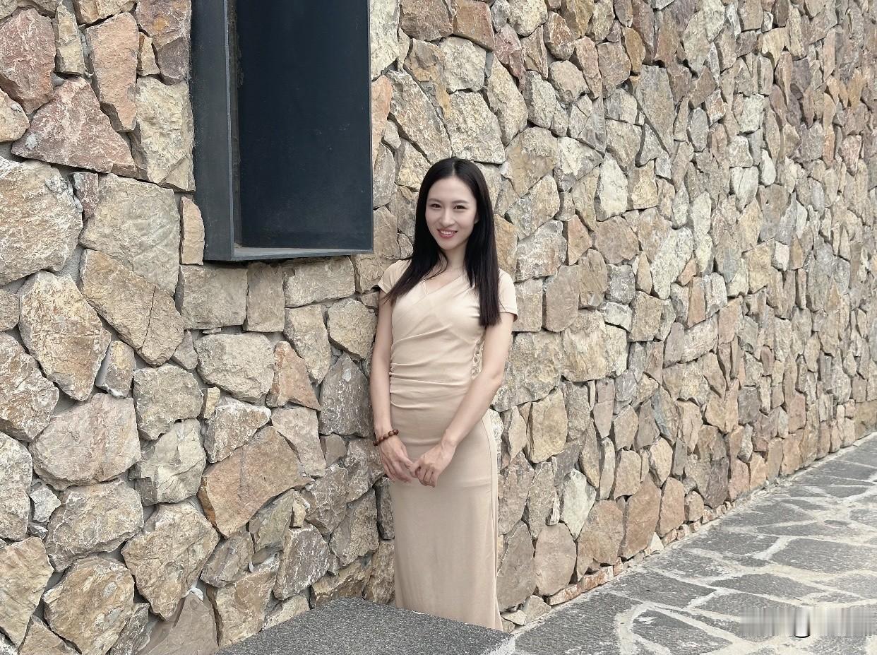 什么样的标准堪称是美女原来坚强也是一种美。巴黎时装周的大码秀，大码姑娘走得自信，