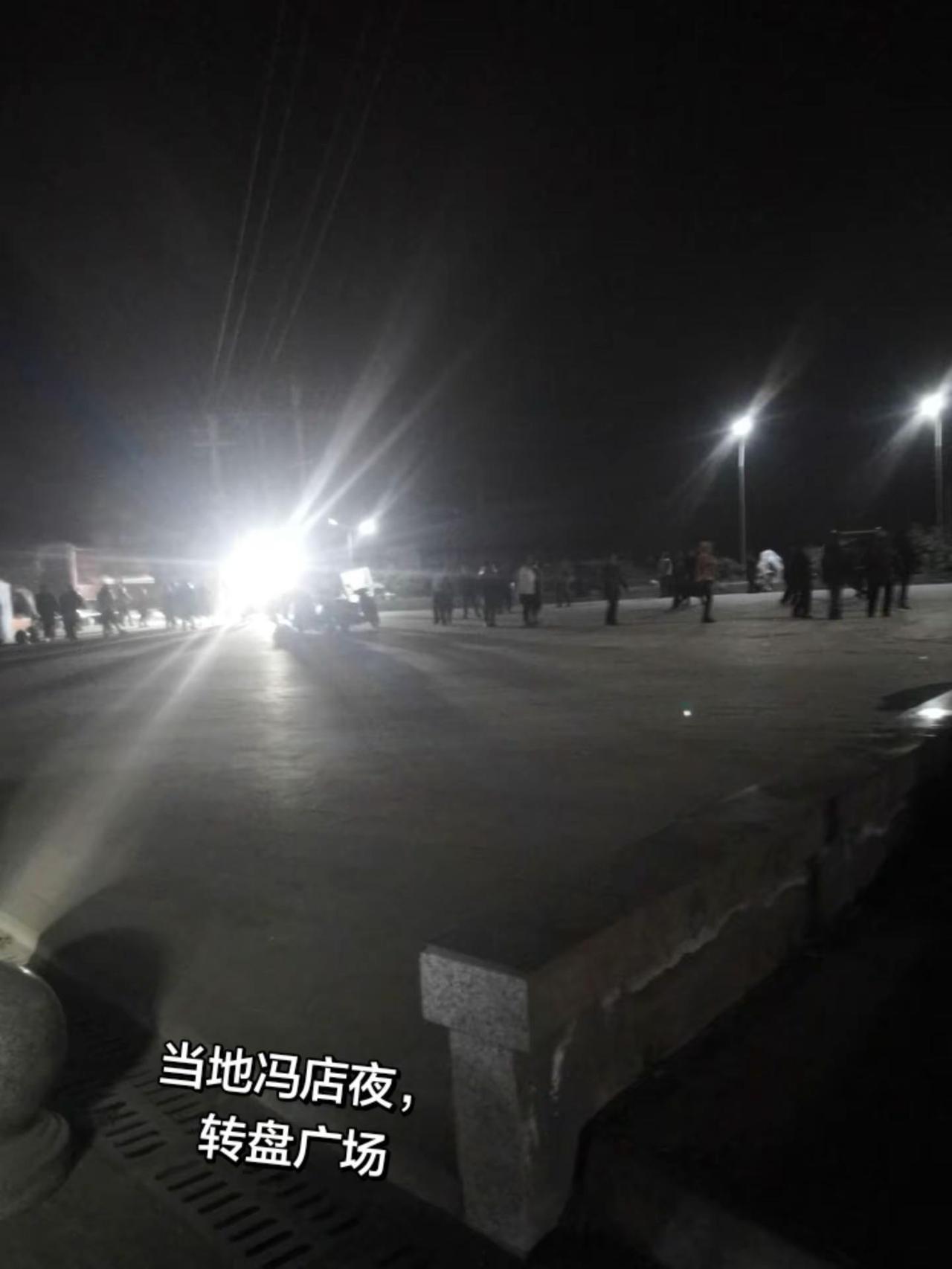 农村乡镇的夜生活，文化旅游广场，晚上热闹非凡，跳舞队，打乒乓球的，废就一幅美丽的