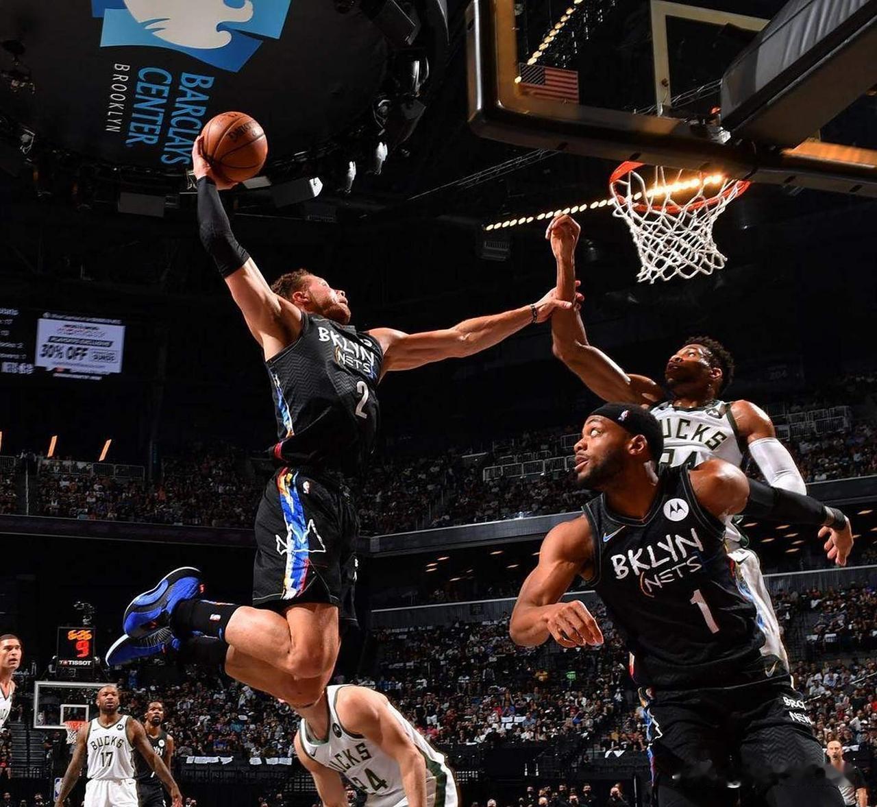 不得不考虑一个问题:字母哥的巅峰还有多久？
字母哥再次因为小腿伤病问题退赛，并且