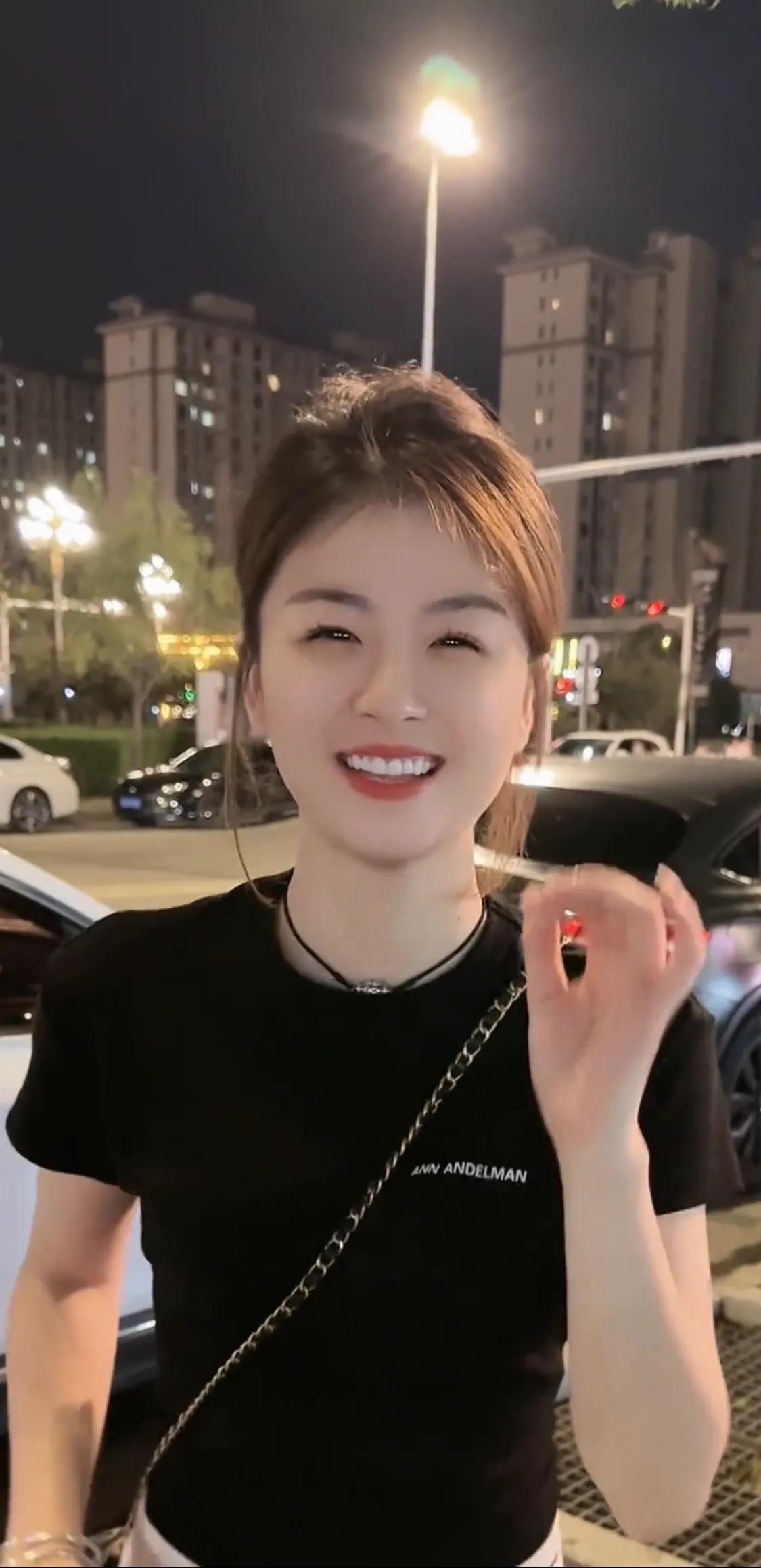 喜欢看美女到底是不是好色？
其实这不是心里问题，这是生理决定的。凡是美的事物都会