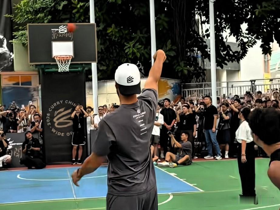 库里中国行最后一站！昨天中午，NBA著名球星库里来到了香港，并在某中学亲自教球迷
