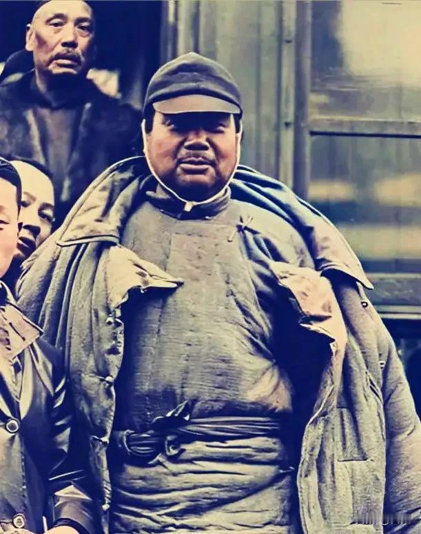 1927年的火车站，一个身披破袄子的男人刚刚走下火车，如果不告诉你，你能看得出这