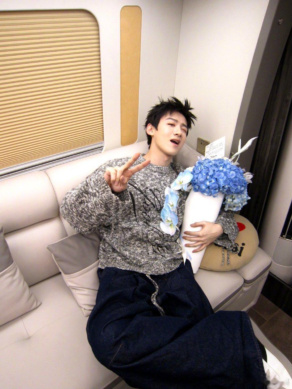 白敬亭抱花wink白敬亭十一宫格营业白敬亭十一宫格营业，抱花wink，好看 ​​