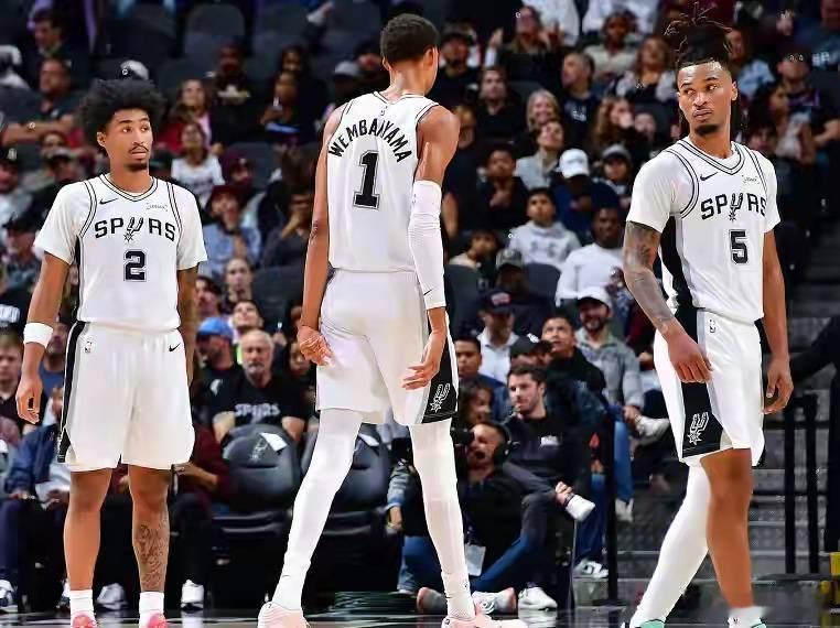 NBA季后赛激战正酣，东西部赛区的竞争格局已初现端倪。在东部赛区，尼克斯队以4-