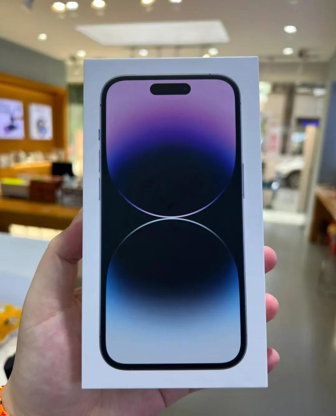 苹果用户肯定心里很不平衡，为什么1TB的安卓只要2000块？iPhone就要1万