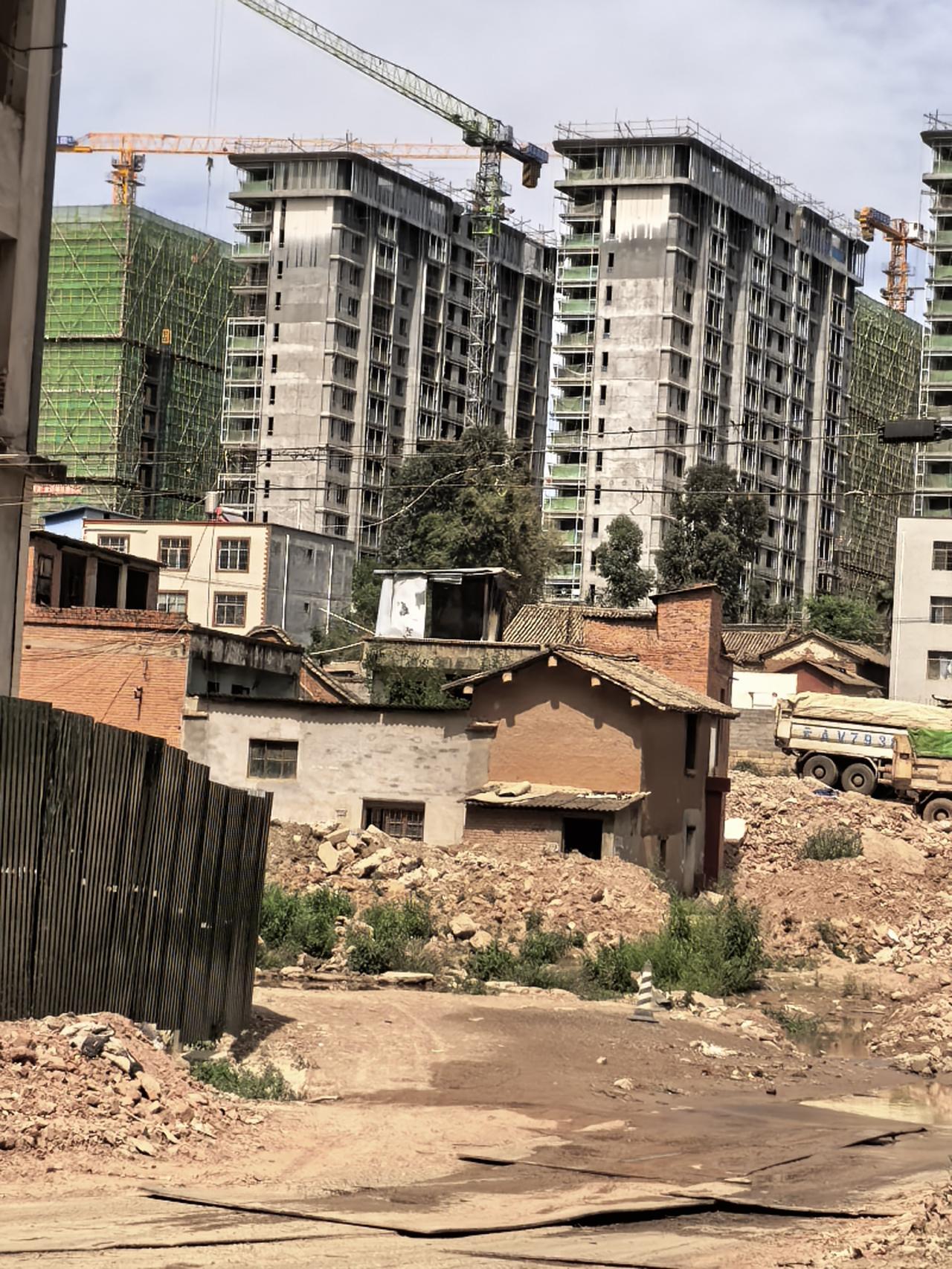 呈贡龙街石碑村，在绿地东海岸对面，有一大部分拆除了，建了一个邦泰映悦楼盘，看样子