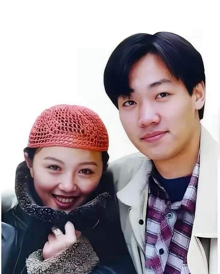 大学恋爱时期的朱媛媛与辛柏青，他们还是彼此的初恋，当时两个人都好青涩～而且年轻时