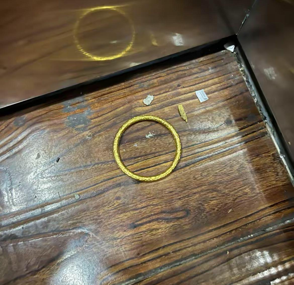 电梯里看到的金手镯 这是真金还是仿品？