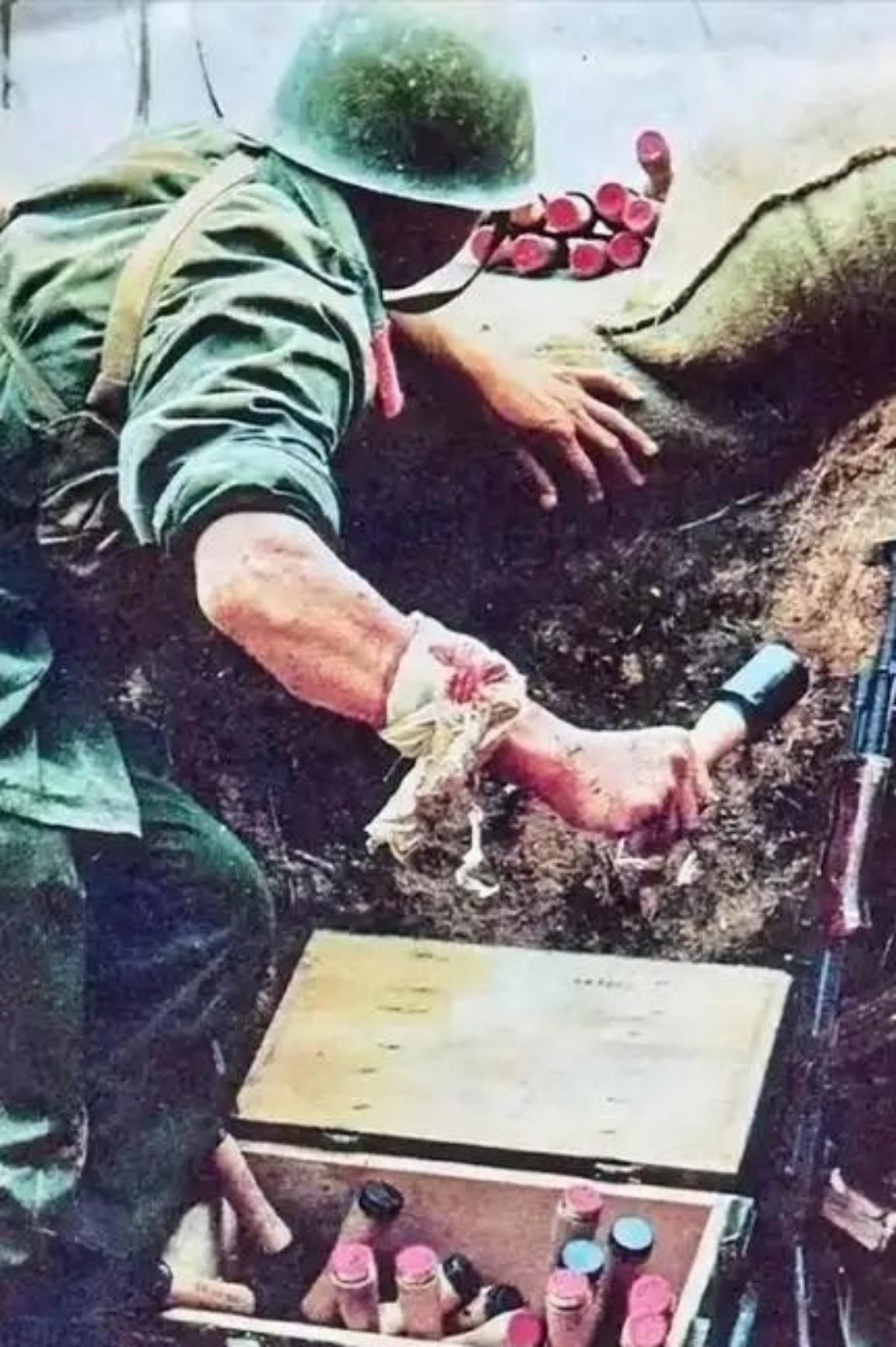 1984年，一22岁战士误闯入一个山洞，他发现里面竟都是女人。然而，就在战士摸出