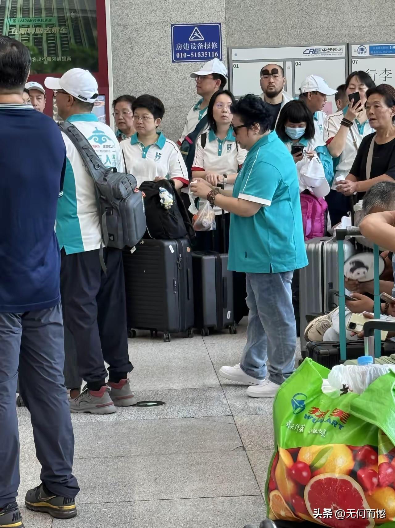 韩红的公益队伍人数不少啊，让样子得有几十人，不知道这些人是志愿者，还是团队里的工