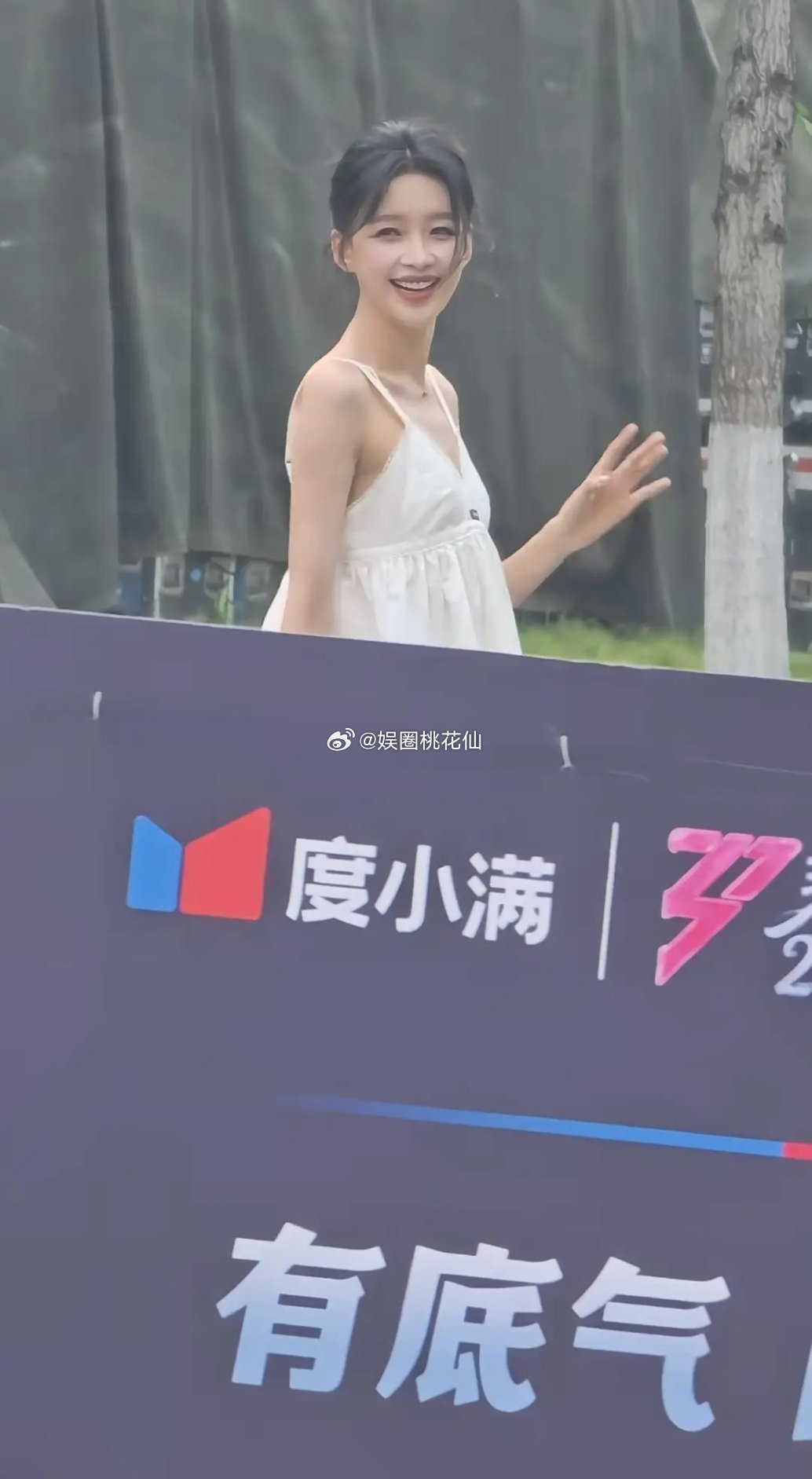 孙怡浪姐上班路透氛围感拉满，简约白吊带展露绝美美背，直角肩清晰，锁骨线条精致迷人