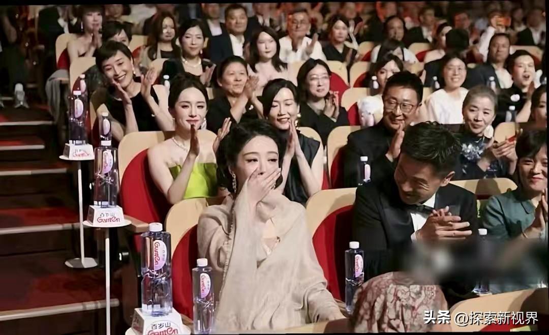 “胜利的泪水，小杨紫长大了，是我们的青春！”最近，杨紫获封白玉兰视后，这一话题火