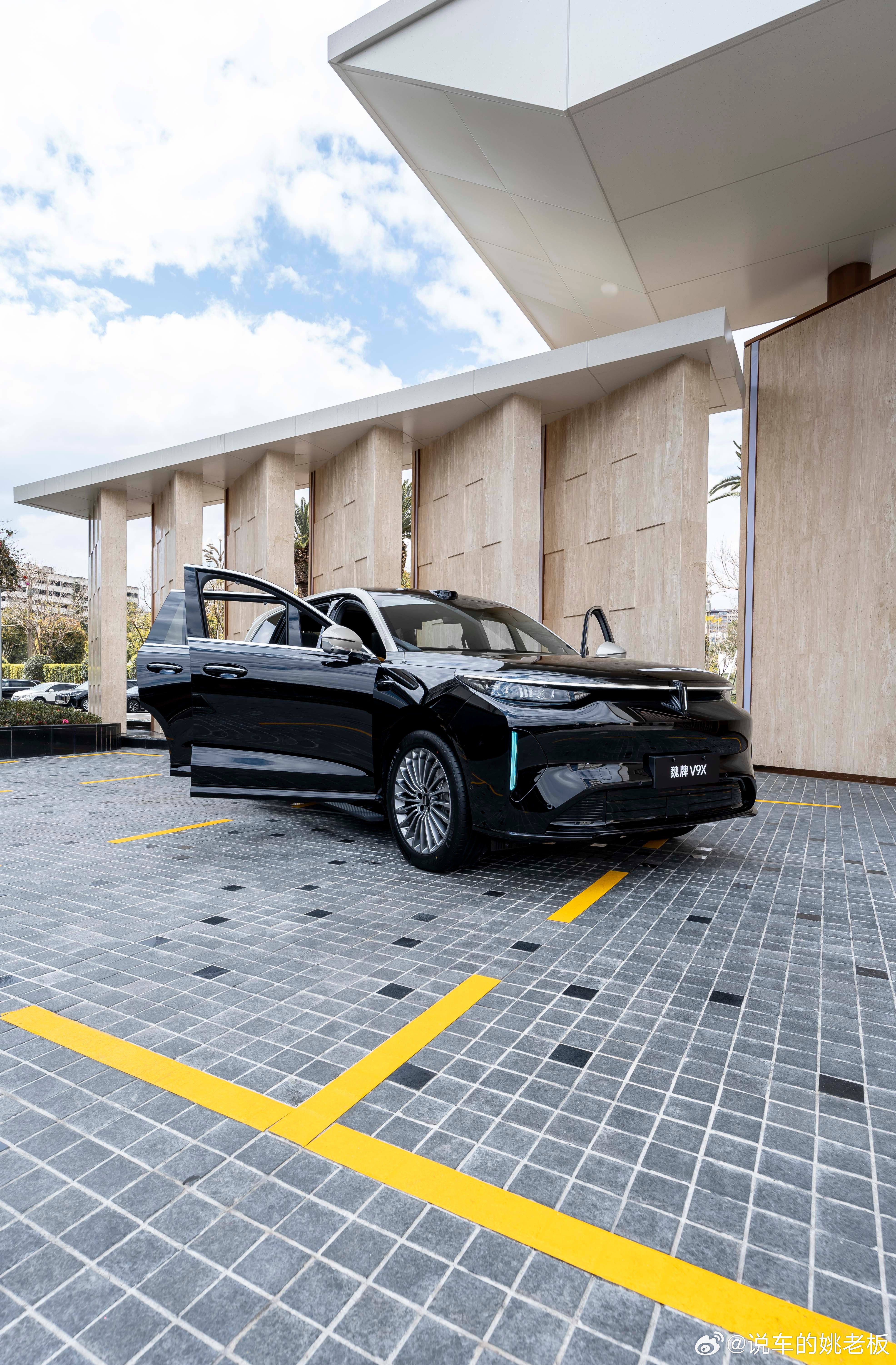 今天看到了魏牌V9X  第一次看见实车 拍了几组大片 你们觉得咋样跟姚老板混一天