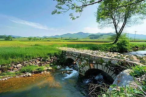 远离城市车马喧嚣，走进乡间山野。
青山连绵舒展，溪水清澈缓缓流淌，田畴错落，绿树