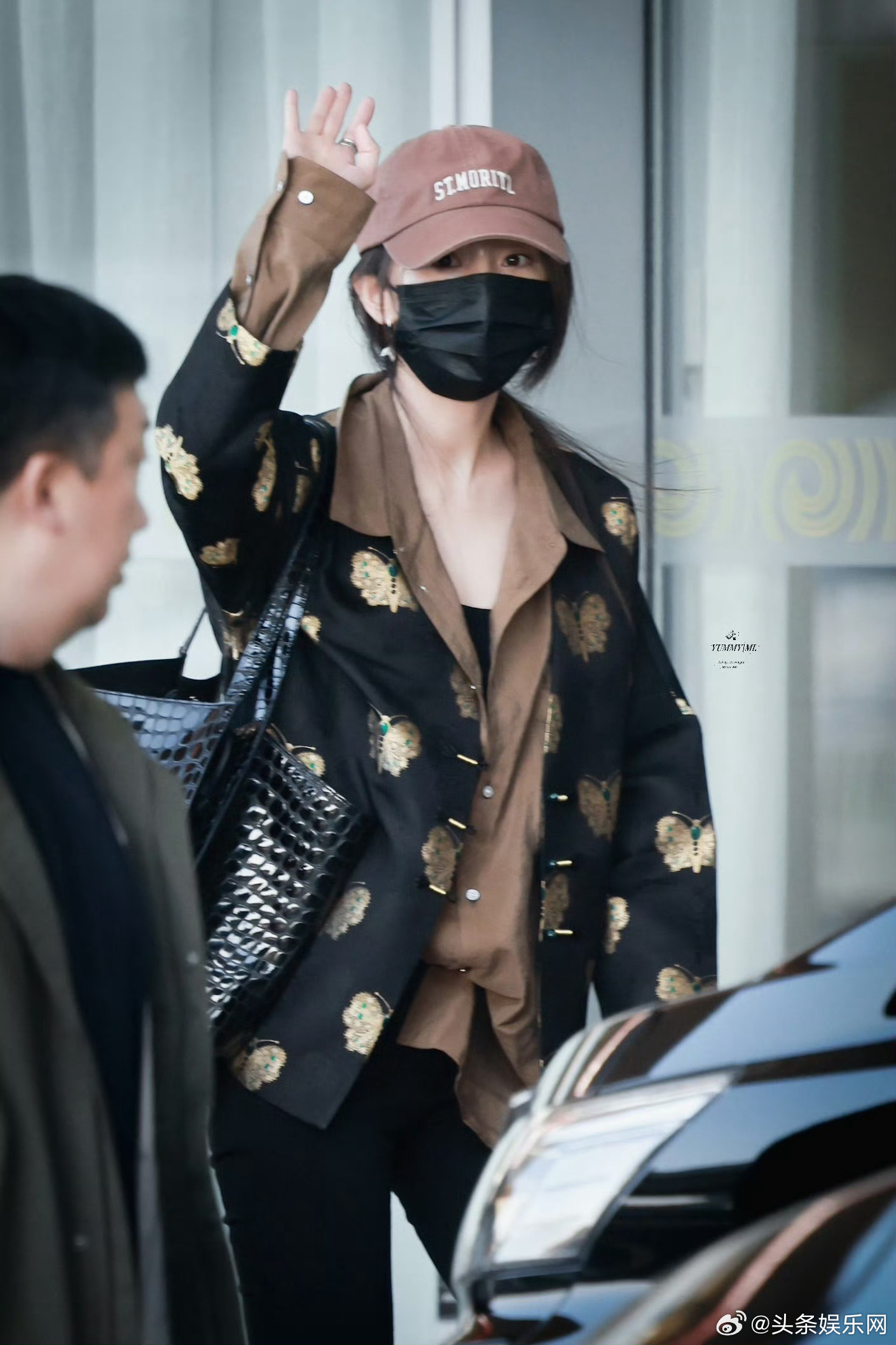 #杨幂新中式蝴蝶外套##杨幂蝴蝶翡翠新中式# 杨幂北京出发🛫， 幂姐好爱新中式