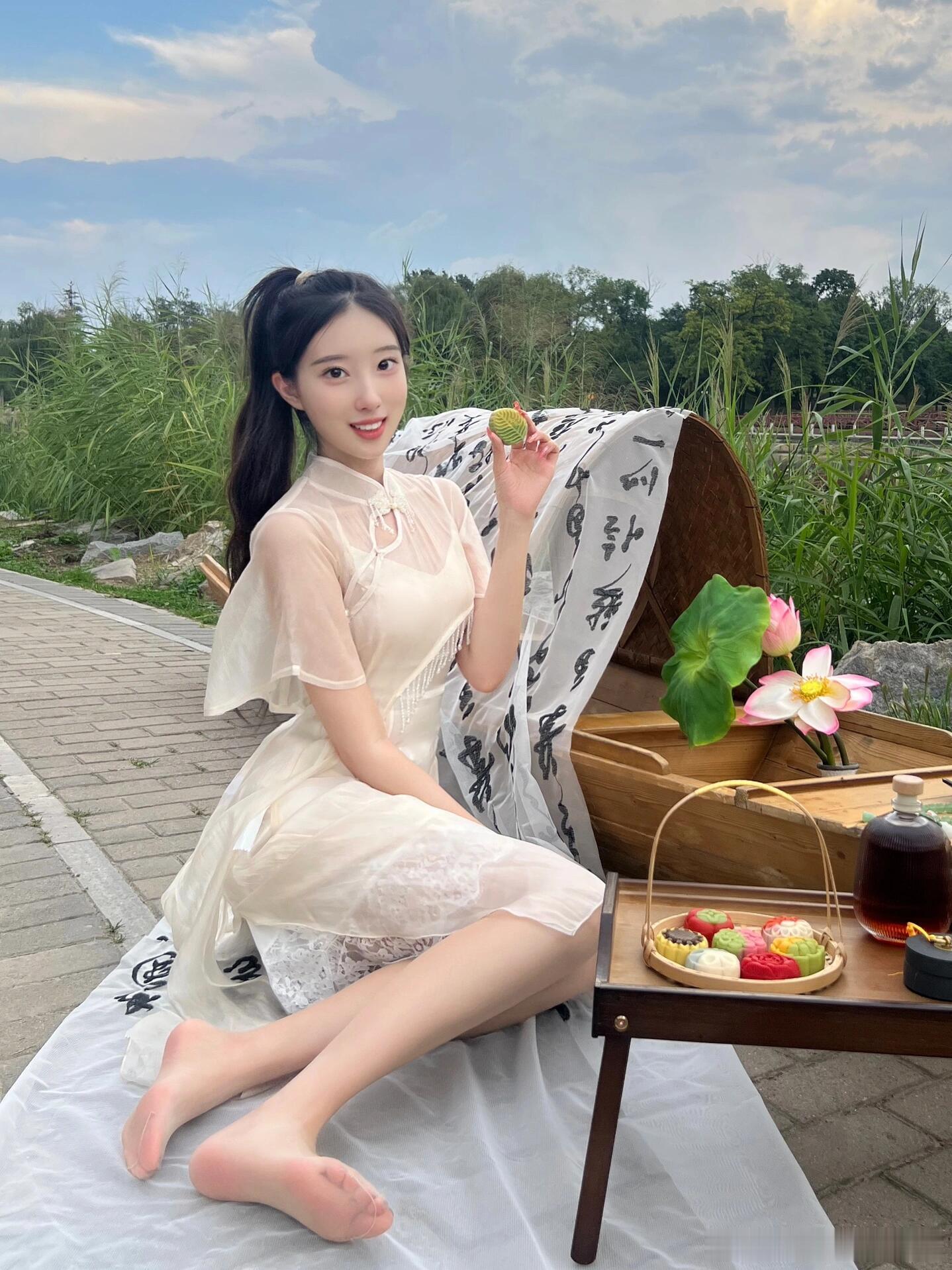 古风旗袍配丝袜，袜尖透明，古色古香的古典少女美~ ​​​