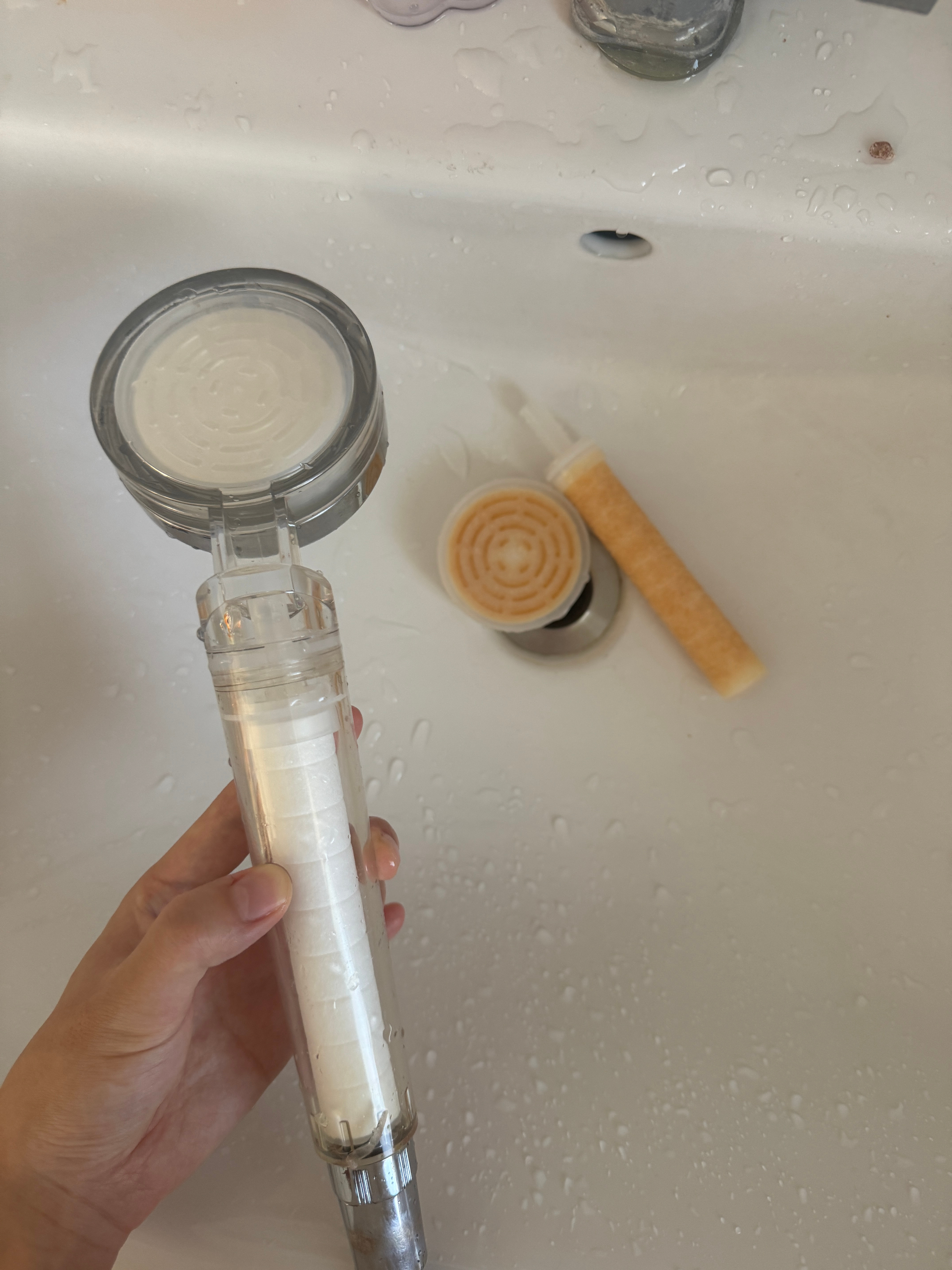 北京最近的水质好差 上周刚换的滤芯就全黄了 之前两三周都没有这么夸张 ​​​