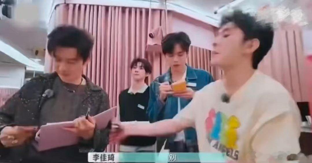 黄晓明越听越心动巴黎合伙人名场面巴黎合伙人 李佳琦的“内部安利”效果拉满！黄晓明