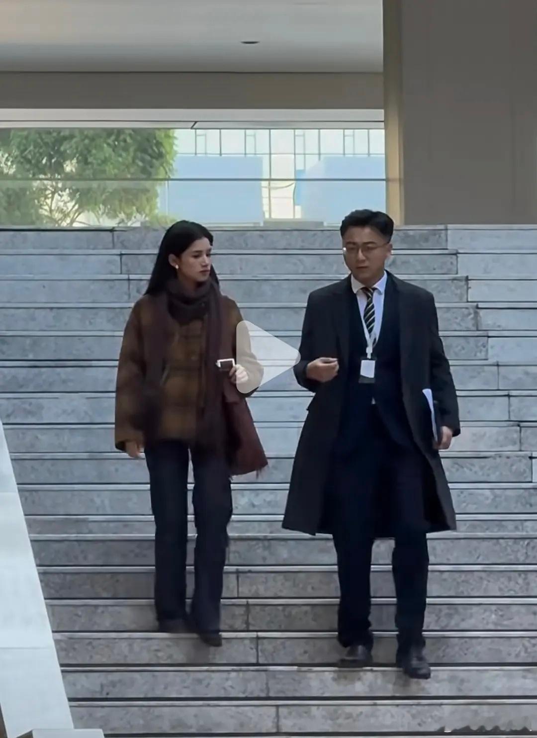 能不能不要给张婧仪穿丑衣服了？ 