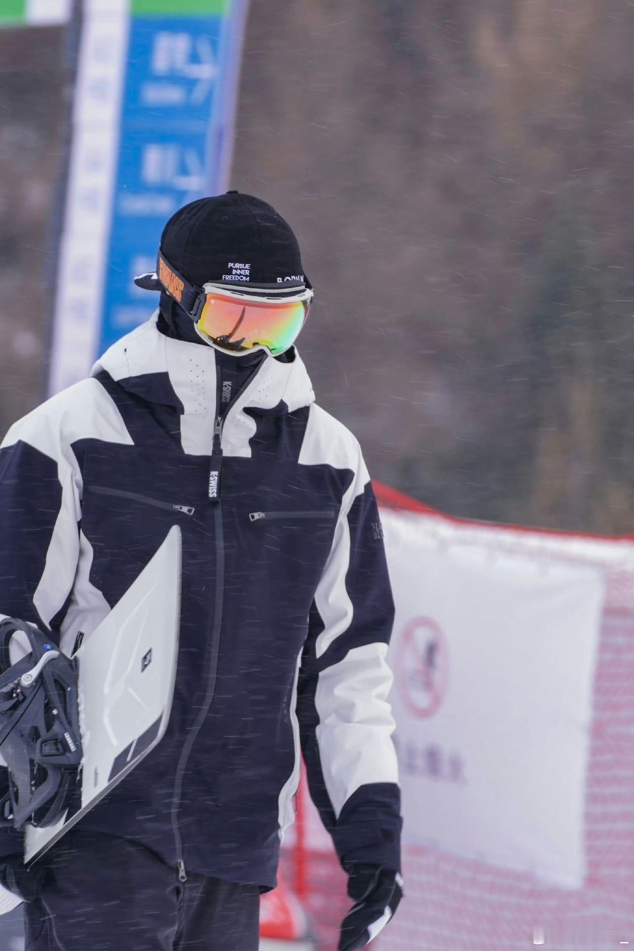 谢霆锋新雪季开板了 被谢霆锋的滑雪帅度暴击到了🥰 新雪季开板就放大招，单板双板