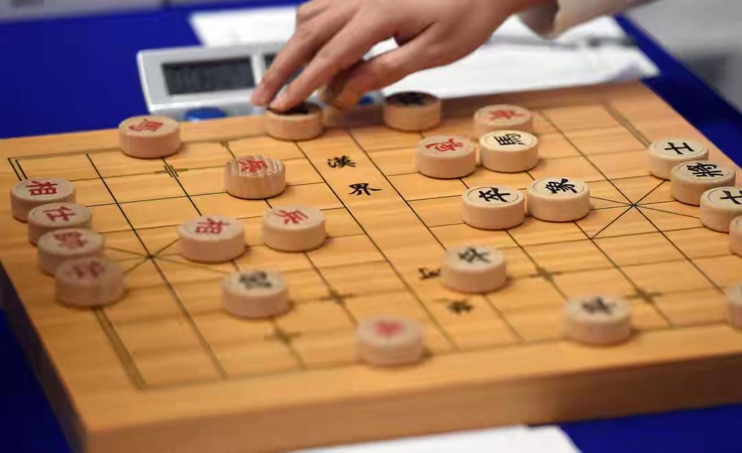 我不会打麻将，也不爱打扑克，就喜欢下象棋。从小爱下象棋，可以说下了半辈子了，可还