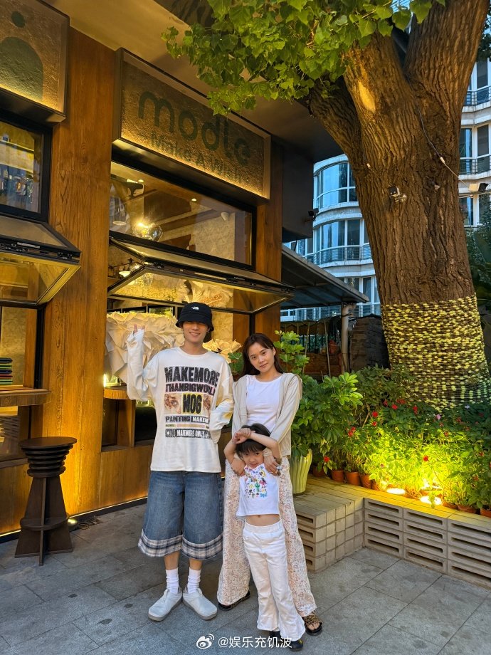 井迪的手就这么水灵灵地伸过去了是谁被井迪的“手速”惊到？前脚装柔弱，后脚十指紧扣