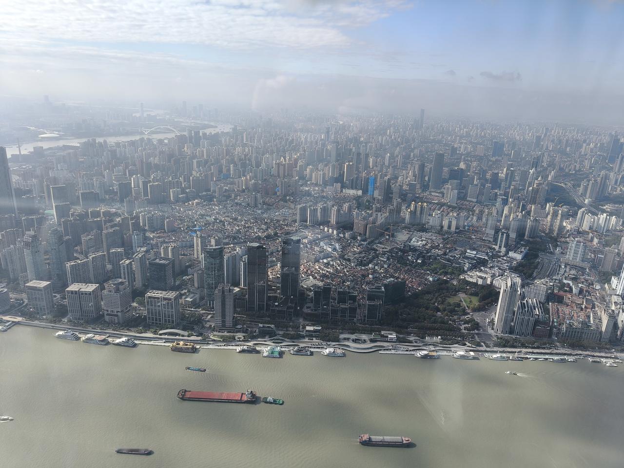 即便是大上海，在高楼大厦的包围之中，依然有很多的老破小存在！
因此，没有必要太迷