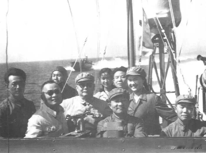 1965年9月，刘志坚（前排中）陪同叶剑英元帅视察海军。在长山岛视察期间，叶帅走