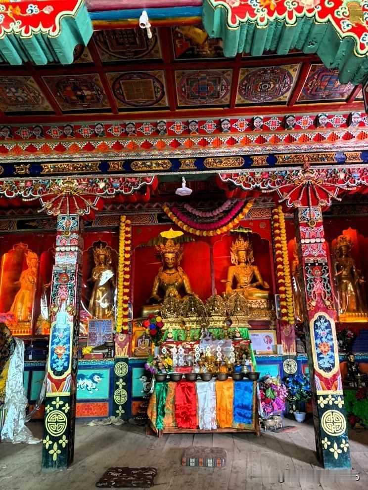 十月三十日，此刻6:23时，猛然梦中惊醒。梦境历历在目，三个死人复活。而且全部都