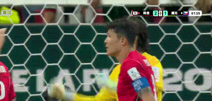 中超旧将金玟哉出现在韩国队2-1战胜捷克队的比赛中，孙兴慜被替换下场后金玟哉担任