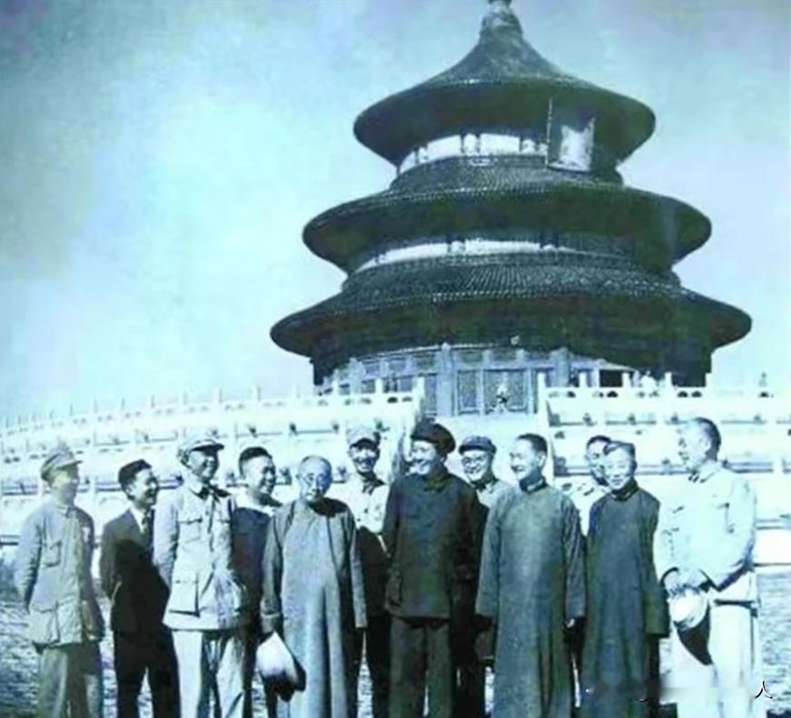 1949年9月，大清官员陪同毛主席游玩天坛，突然毛主席问大清官员：“见过几次慈禧