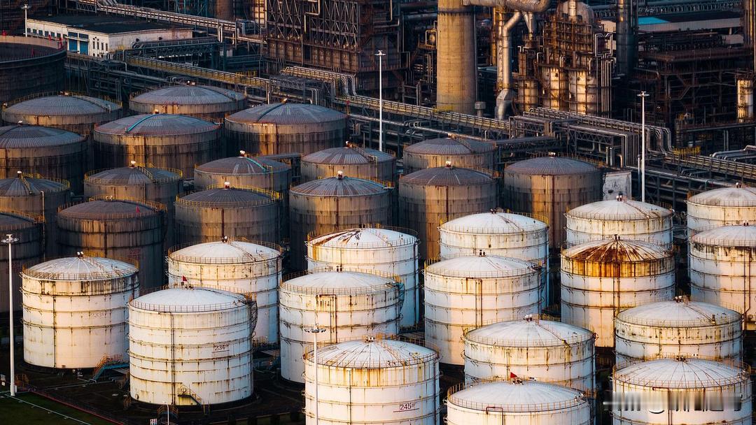 当地时间今日，标普 500 指数与纳斯达克综合指数双双刷新历史高点，且收盘均站上