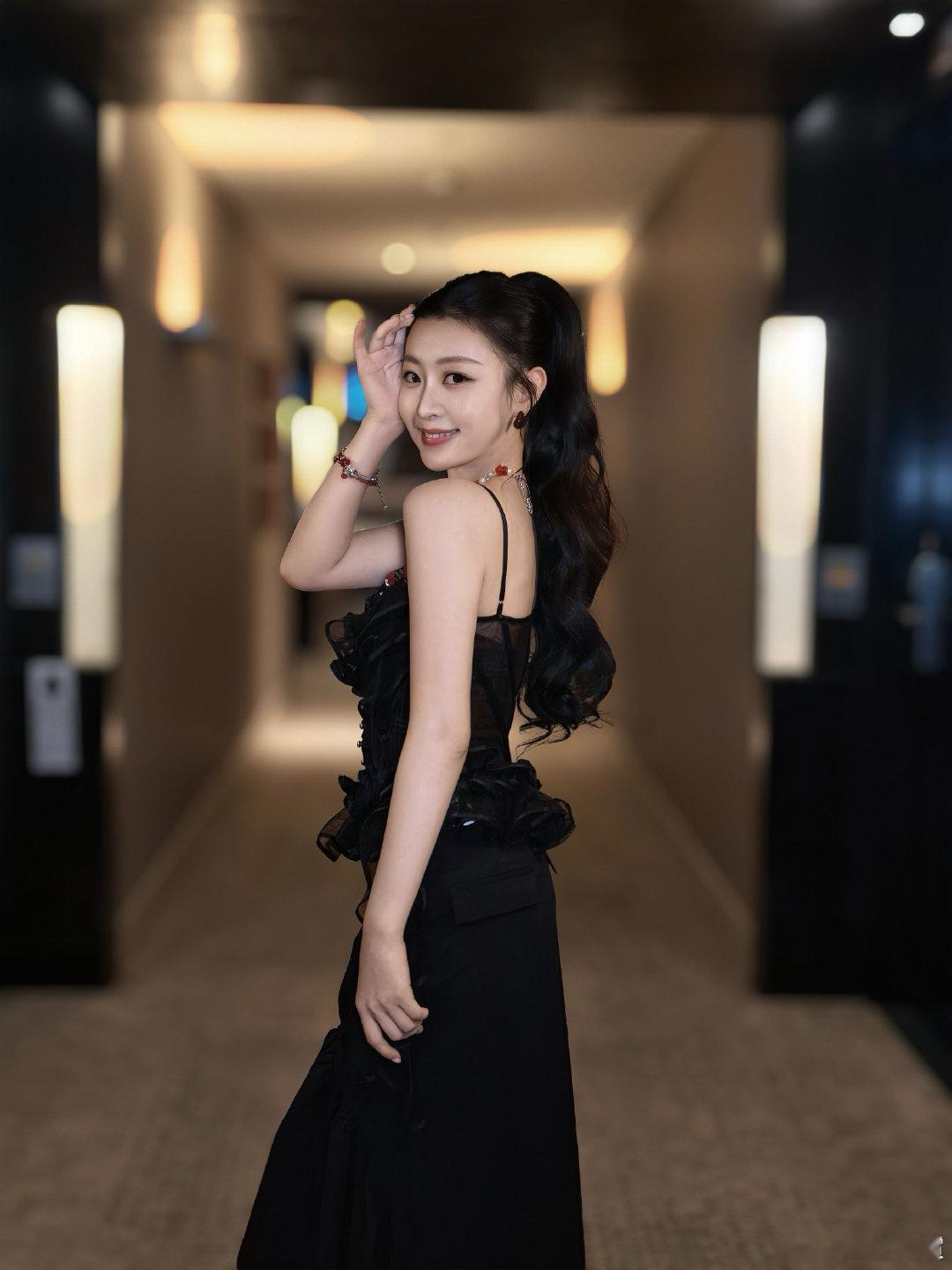 王承渲回归王承渲红毯状态王承渲红毯造型太戳人，黑纱荷叶边裙装混搭红格纹内衬，红珠