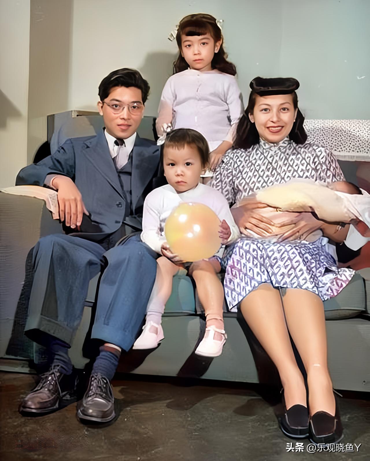 一九四八年，上海，李宗仁将军的儿子李幼邻与妻子及三个女儿的合影老照片。一家人坐在