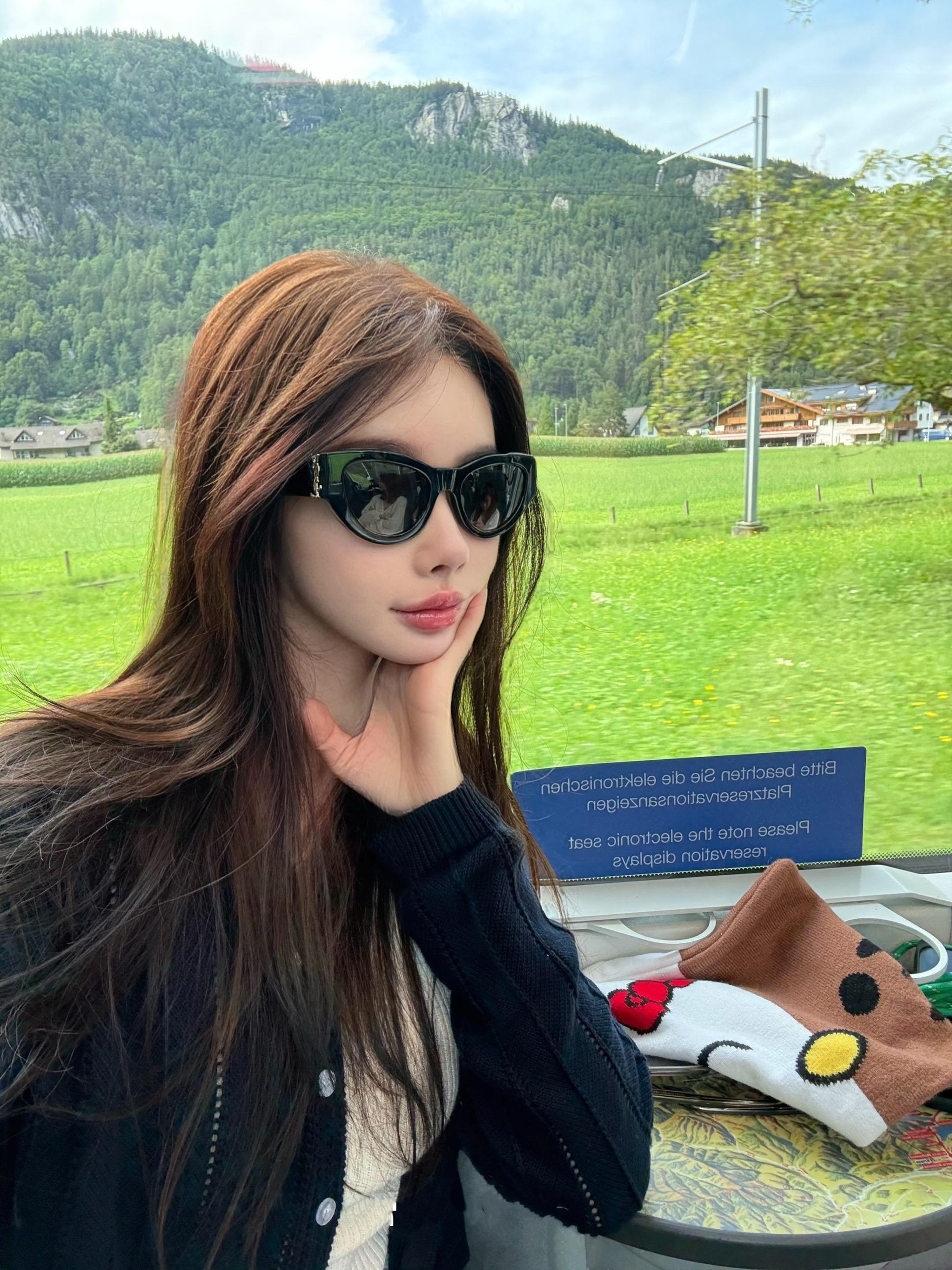 独自撑伞的大小姐 一直往前走别回头