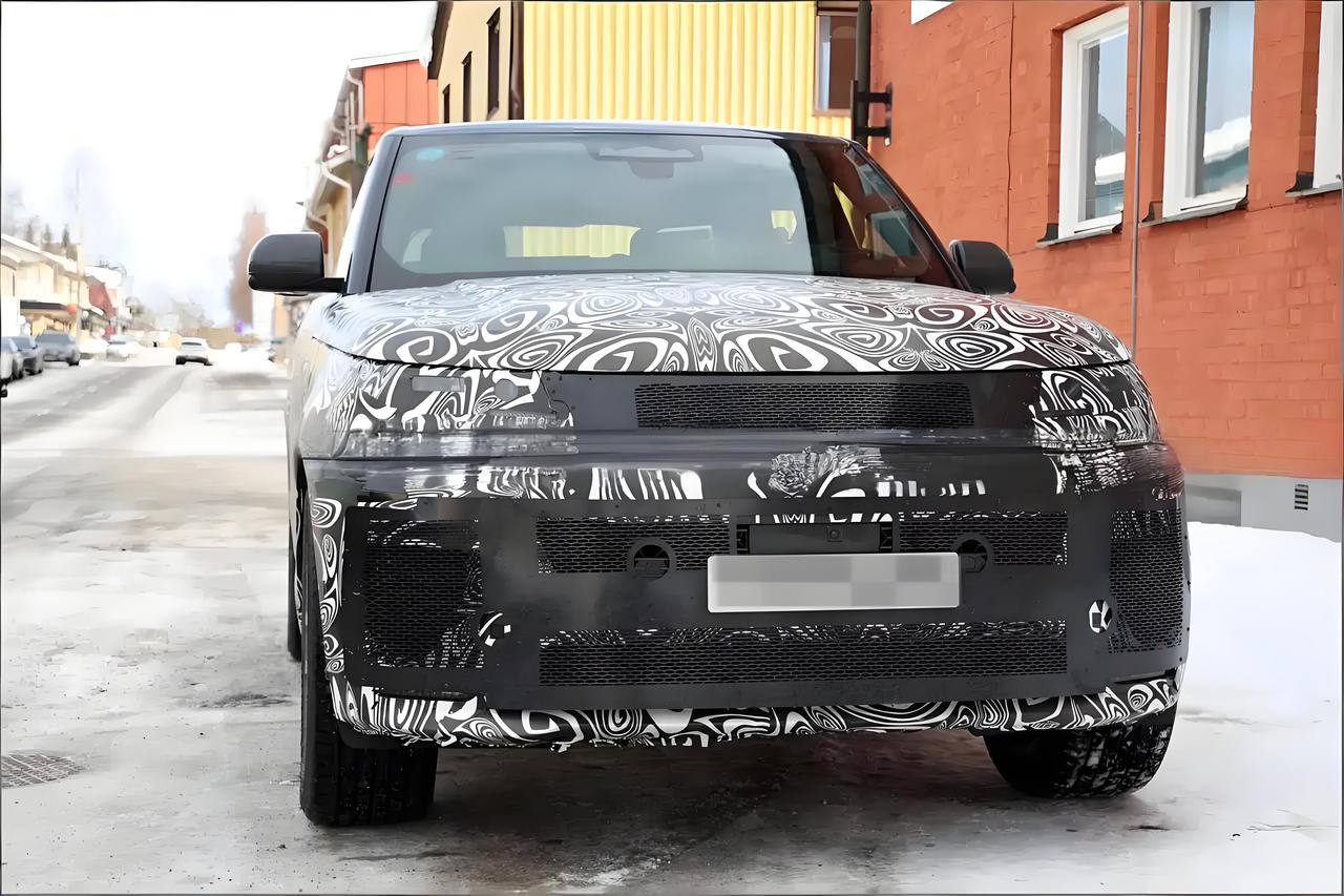 近日获悉，新款路虎揽胜运动谍照曝光，第三代车型将迎上市四周年并推出中期改款，纯电