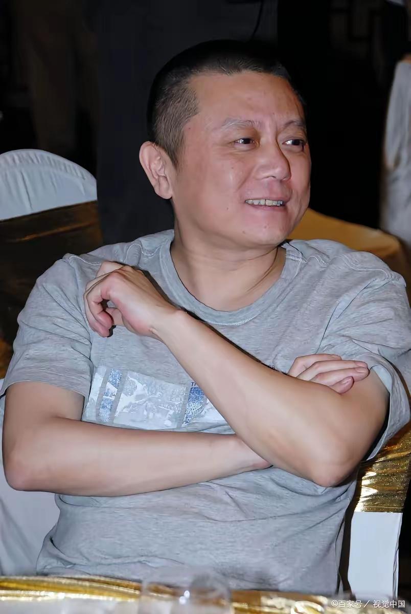 王朔说：“当你没有车贷、房贷的时候，你完全可以找一个轻松的工作混吃等死。可一旦你