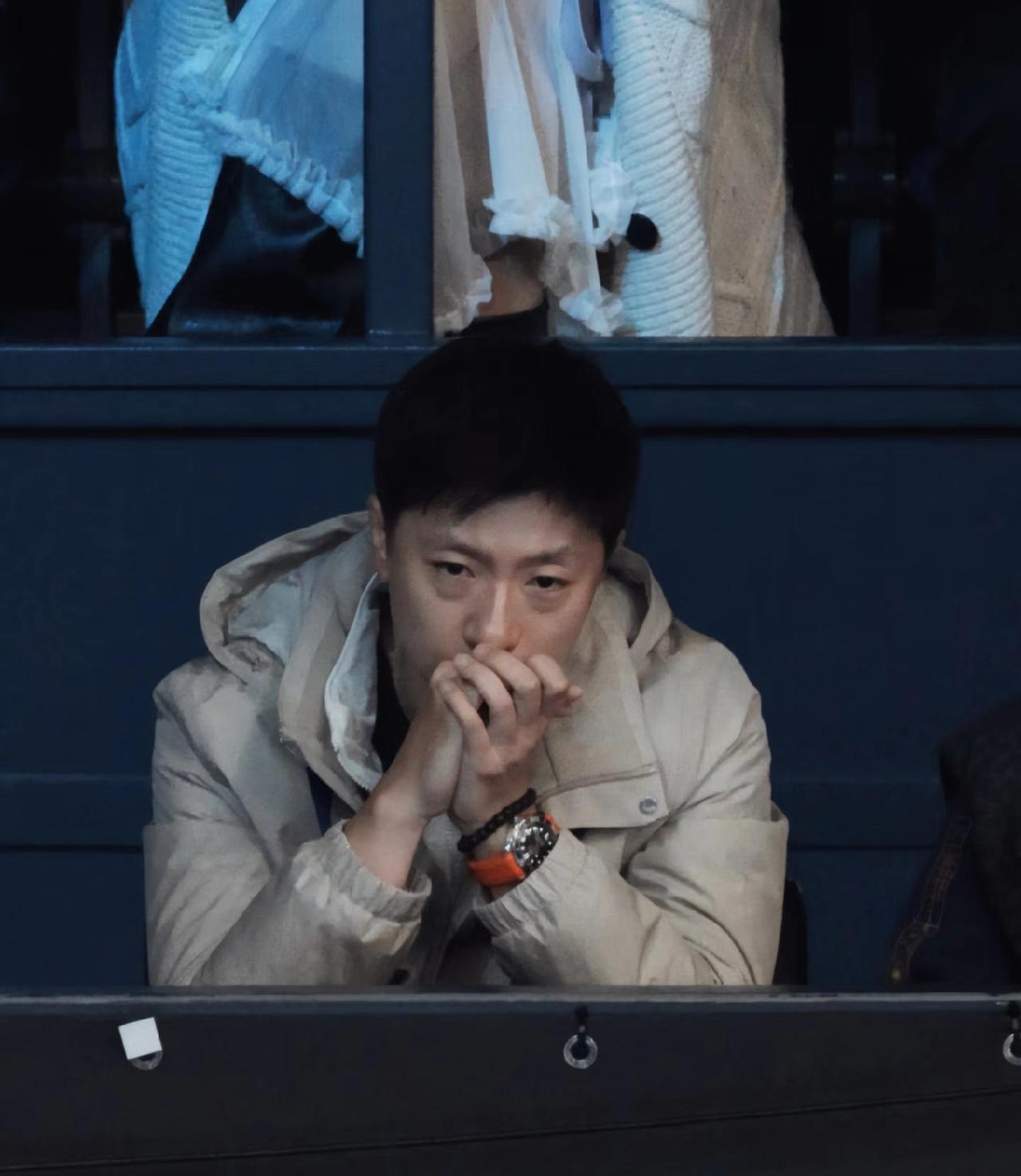 现场观看国乒男队淘汰赛第二轮比赛的马龙，内心看起来也是五味杂陈的！
一会儿握住手