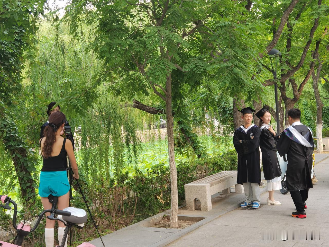 毕业季到啦，南开大学毕业班的同学都热闹起来了。同学们纷纷来到马蹄湖“我是爱南开的