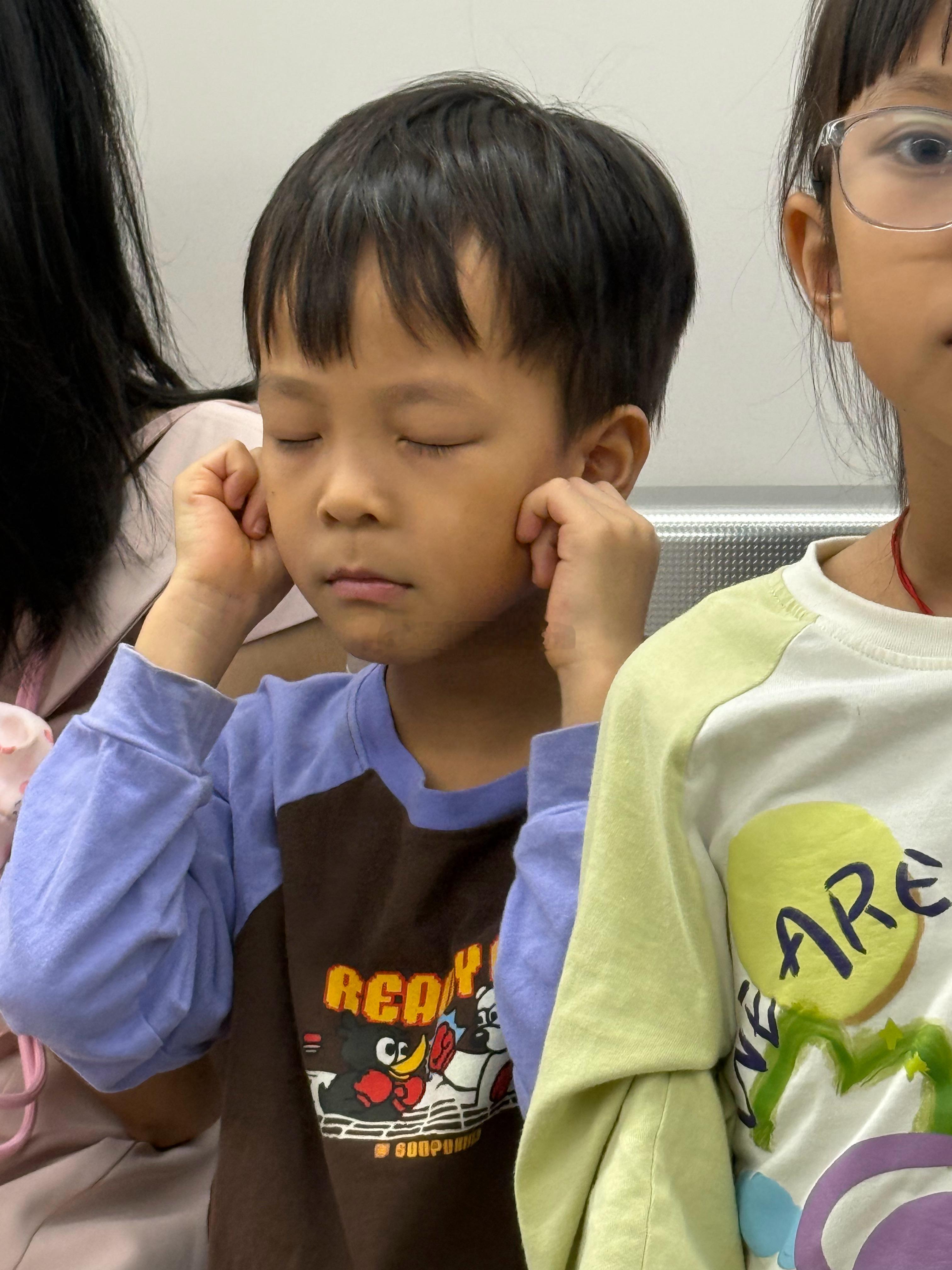 这个假期和他们出行基本用地铁弟弟竟然在地铁里面做眼保健操心态真稳[捂嘴哭]人不能
