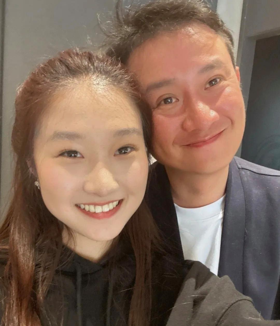 马伊琍17岁大女儿文君竹一放假就去找爸爸文章，还晒出两人聚餐合照。

父女俩头挨