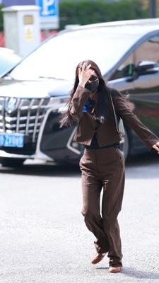 虞书欣
从上海启程前往马来西亚时
这一个造型看点多多呀
不信你们看
看图一
裤子